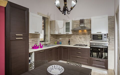 Villa Gea: Cocina, Mueble, Mostrador, Gabinetes, Aparato De Cocina, Electrodoméstico, Diseño De Interiores, Madera, Alacena, Piso