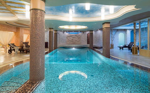 Villa Gemma: Diseño De Interiores, Piso, Encendiendo, Suelo, Techo, Recurso, Lámpara, Hotel, Vestíbulo, Piscina