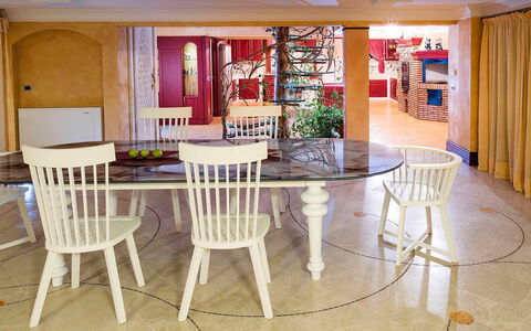 Villa Gemma: Mueble, Diseño De Interiores, Piso, Madera, Silla, Suelo, Mesa, Comedor, Cocina Y Comedor Mesa, Encendiendo