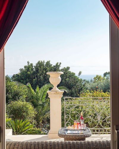 Villa Gemma: Mueble, Diseño De Interiores, Cortina, Tratamiento De La Ventana, Silla, Cubiertas De Ventanas, Sombra, Eco Hotel, Sala, Planta De Casa