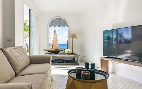 Villa Heart: Mueble, Diseño De Interiores, Piso, Suelo, Mar, Sala, Habitación, Oceano, Sofá