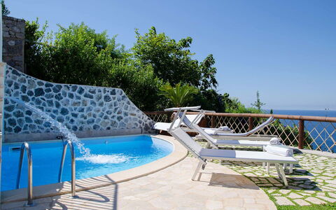 Villa Il Sogno di Praiano: Azul, Piscina, Mueble Para Exteriores, Recurso, Paraguas, Eco Hotel, Ocio, Sombra, Silla, Zona Tropical