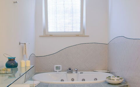 Villa Il Sogno di Praiano: Diseño De Interiores, Techo, Piso, Bañera, Arreglo De Tubería, Suelo, Encendiendo, Plomería, Casa, Baño