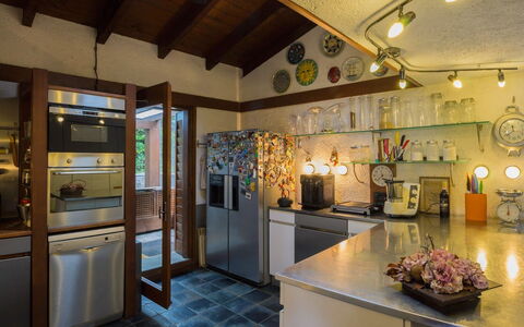 Villa Isa: Cocina, Diseño De Interiores, Mostrador, Lámpara, Piso, Mueble, Techo, Madera, Encendiendo, Gabinetes