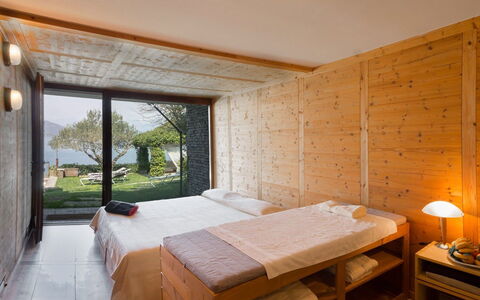 Villa Isa: Madera, Habitación, Madera Dura, Manchas De Madera, Tablón, Madera Contrachapada, Material Natural, Diseño, Cama, Lecho