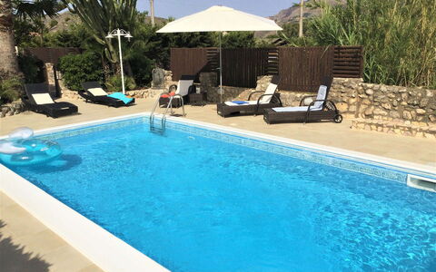 Villa Isabella: Piscina, Recurso, Mueble Para Exteriores, Mueble, Ocio, Material Compuesto, Paraguas, Sunlounger, Eco Hotel, Silla