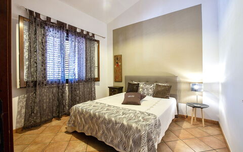 Villa Isabella: Cama, Diseño De Interiores, Mueble, Habitación, Lecho, Sábana, Suelo, Piso, Habitación, Techo