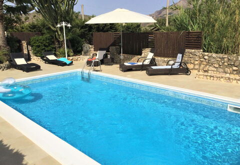 Villa Isabella: Piscina, Recurso, Mueble Para Exteriores, Mueble, Ocio, Material Compuesto, Paraguas, Sunlounger, Eco Hotel, Silla