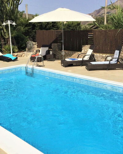 Villa Isabella: Piscina, Recurso, Mueble Para Exteriores, Mueble, Ocio, Material Compuesto, Paraguas, Sunlounger, Eco Hotel, Silla