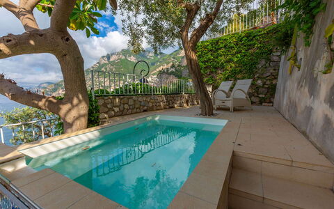 Villa Magnolia: Piscina, Material Compuesto, Recurso, Ocio, Fuente De Agua, Eco Hotel, Sombra, Mueble Para Exteriores, Loseta, Planta De Casa