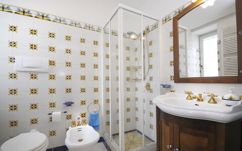 Villa Marion: Diseño De Interiores, Piso, Arreglo De Tubería, Suelo, Baño, Plomería, Habitación, Loseta, Grifo, Baño