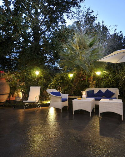 Villa Marion: Mueble, Mueble Para Exteriores, Recurso, Silla, Eco Hotel, Sombra, Jardín, Paisajismo, La Iluminación Del Paisaje, Yarda