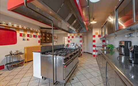 Villa Meridiana: Cocina, Diseño De Interiores, Mostrador, Techo, Piso, Encendiendo, Mueble, Aparato De Cocina, Electrodoméstico, Habitación
