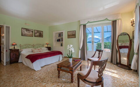 Villa Meridiana: Mueble, Diseño De Interiores, Habitación, Cama, Habitación, Casa, Marco, Linos, Almohada, Silla