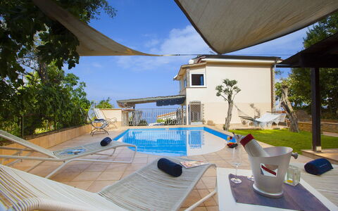 Villa Mouna: Piscina, Mueble Para Exteriores, Recurso, Sombra, Paraguas, Silla, Inmuebles, Eco Hotel, Villa, Ocio