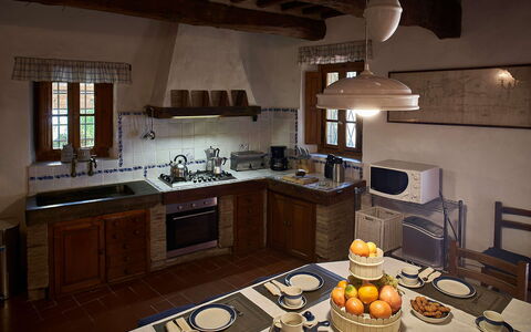 Villa Novellina: Mueble, Cocina, Diseño De Interiores, Piso, Madera, Aparato De Cocina, Mostrador, Gabinetes, Casa, Techo