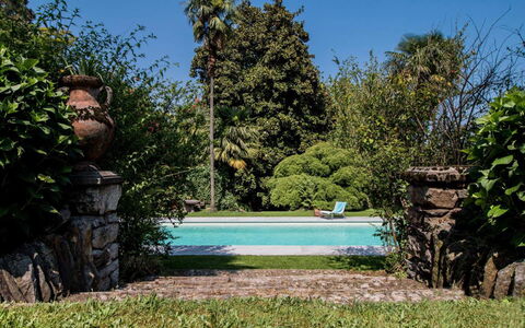 Villa Romantica: Azul, Arbusto, Jardín, Piscina, Sombra, Paisajismo, Ocio, Recurso, Patio Interior