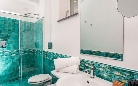 Villa Sole di Amalfi: Azul, Piso, Suelo, Diseño De Interiores, Arreglo De Tubería, Loseta, Baño, Plomería, Grifo, Cerámico