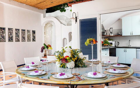 Villa Sole di Amalfi: Mueble, Diseño De Interiores, Mesa, Silla, Comedor, Vajilla, Cocina Y Comedor Mesa, Textil, Encendiendo, Manteles