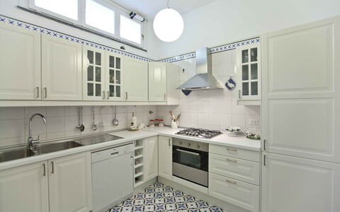 Villa Torre del Sole: Cocina, Mostrador, Gabinetes, Aparato De Cocina, Piso, Electrodoméstico, Diseño De Interiores, Suelo, Estufa De Cocina, Alacena