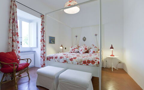 Villa Torre del Sole: Mueble, Diseño De Interiores, Cama, Habitación, Pared, Suelo, Piso, Habitación, Techo, Madera