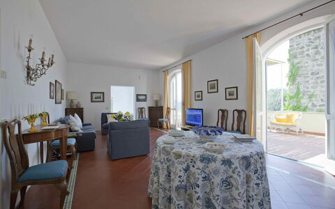 Villa Torre del Sole: Pared, Mueble, Casa, Silla, Departamento, Cocina Y Comedor Mesa, Comedor, Planta De Casa, Maceta, Villa