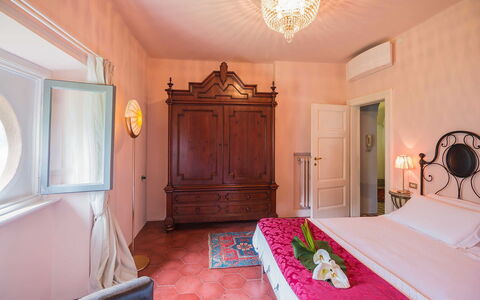 Villa Traversi: Pared, Mueble, Diseño De Interiores, Piso, Suelo, Habitación, Techo, Habitación, Casa, Cama