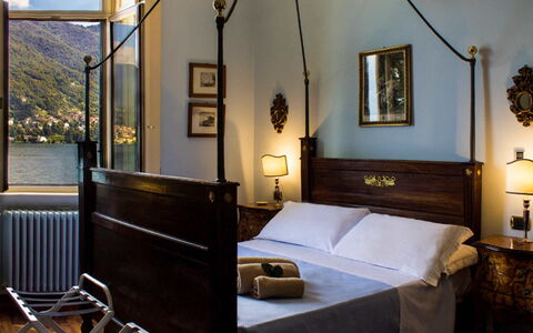 Villa Virginia: Mueble, Diseño De Interiores, Habitación, Cama, Habitación, Lámpara, Marco De La Cama, Lámpara, Departamento, Techo