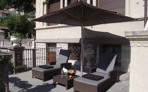 Zarina: Mueble, Mueble Para Exteriores, Silla, Maceta, Paraguas, Mesa Al Aire Libre, Planta De Casa, Sombra, Patio, Balcón