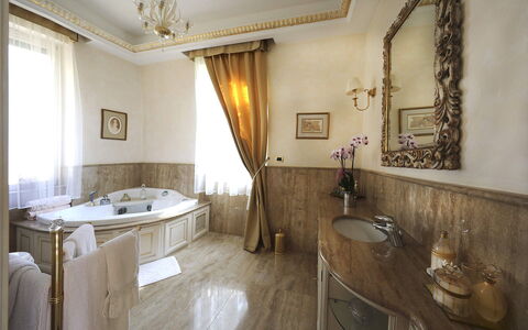 Zarina: Diseño De Interiores, Encendiendo, Mueble, Arreglo De Tubería, Lámpara, Suelo, Habitación, Bañera, Grifo, Baño
