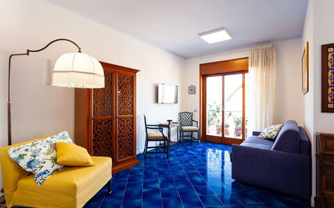 Casa Serena: Azul, Piso, Suelo, Diseño De Interiores, Loseta, Habitación, Manchas De Madera, Suelos De Madera, Sala