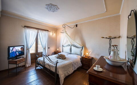 Villa Pandora: Mueble, Habitación, Diseño De Interiores, Encendiendo, Cama, Suelo, Piso, Marco De La Cama, Sábana, Lecho