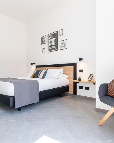 Apartment Vittoria: Diseño De Interiores, Mueble, Departamento, Habitación, Silla, Diseño, Hotel, Marco, Madera Dura, Sala