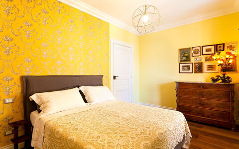 Interno Sorrentino: Mueble, Diseño De Interiores, Amarillo, Pared, Habitación, Cama, Piso, Suelo, Habitación, Sábana