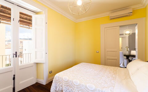 Interno Sorrentino: Habitación, Diseño De Interiores, Amarillo, Cama, Madera, Suelo, Piso, Sábana, Techo, Lecho