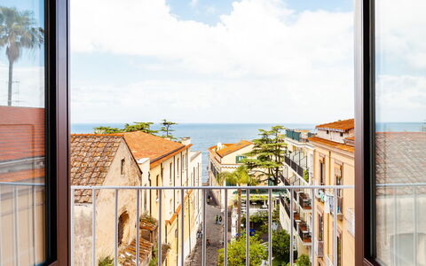 Interno Sorrentino: Departamento, Balcón, Pretil, Balaustre, Escalera, Planta De Casa