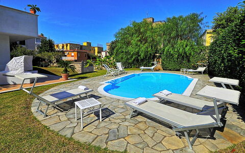 Villa Orlando: Piscina, Mueble Para Exteriores, Recurso, Sunlounger, Silla, Jardín, Patio Interior, Paisajismo, Inmuebles, Sombra
