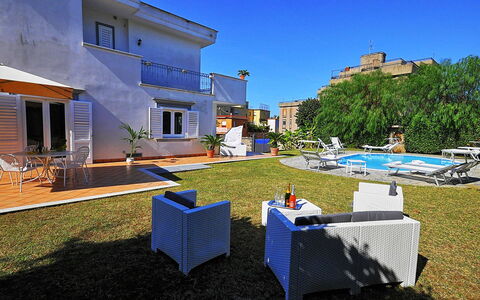Villa Orlando: Departamento, Recurso, Condominio, Piscina, Paisajismo, Yarda, Balcón, Hacienda, Mueble Para Exteriores