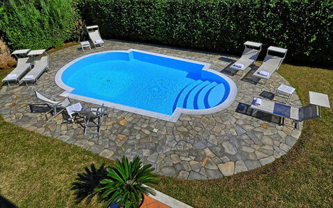 Villa Orlando: Piscina, Azul, Recurso, Material Compuesto, Mueble Para Exteriores, Thermae, Hacienda, Inmuebles, Sunlounger, Villa