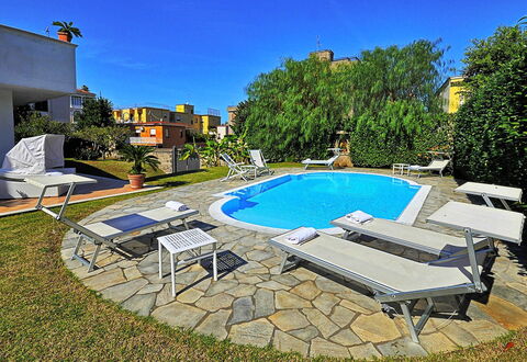 Villa Orlando: Piscina, Mueble Para Exteriores, Recurso, Sunlounger, Silla, Jardín, Patio Interior, Paisajismo, Inmuebles, Sombra
