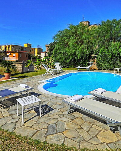Villa Orlando: Piscina, Mueble Para Exteriores, Recurso, Sunlounger, Silla, Jardín, Patio Interior, Paisajismo, Inmuebles, Sombra