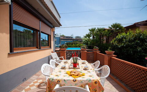 Villa Due Golfi: Casa, Maceta, Balcón, Departamento, Planta De Casa, Sombra, Manchas De Madera, Hacienda, Silla