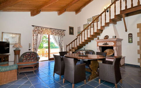Villa Lo Capo: Mueble, Piso, Diseño De Interiores, Madera, Suelo, Silla, Mesa, Techo, Sofá, Sala