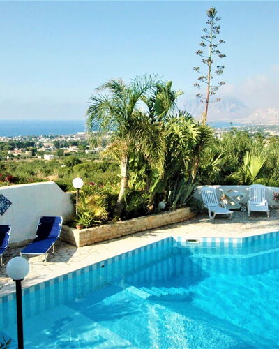 Villa Lo Capo: Azul, Piscina, Recurso, Mueble Para Exteriores, Mueble, Eco Hotel, Silla, Hacienda, Sunlounger, Maceta