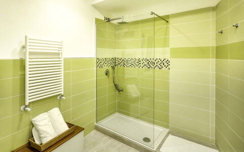 Casa Primavera: Piso, Diseño De Interiores, Baño, Arreglo De Tubería, Suelo, Plomería, Loseta, Ducha, Techo, Grifo