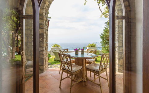 Villa Olivia: Mueble, Silla, Diseño De Interiores, Mesa, Mar, Recurso, Oceano, Cocina Y Comedor Mesa, Mesa De Café, Eco Hotel