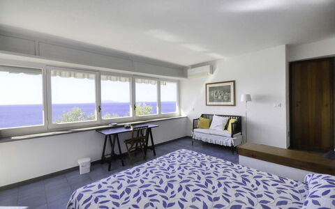 Casa Lubrense: Mueble, Diseño De Interiores, Habitación, Cama, Madera, Suelo, Piso, Sábana, Habitación, Lecho