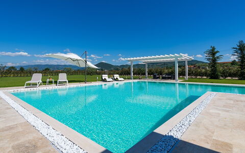 Villa Monsummano: Azul, Piscina, Agua, Recurso, Material Compuesto, Eco Hotel, Ocio, Mueble Para Exteriores, Sombra, Paisajismo