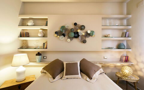 Mulberry House: Mueble, Diseño De Interiores, Pared, Habitación, Cama, Madera, Techo, Casa, Encendiendo, Habitación