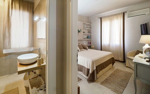 Mulberry House: Mueble, Diseño De Interiores, Pared, Cama, Piso, Suelo, Habitación, Techo, Madera, Habitación